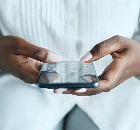 mulher mexendo em um aplicativo de rotina de autocuidado pelo celular