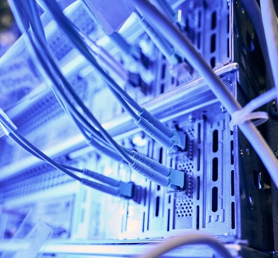 cabos conectados ao computador representando a tecnologia CGNAT
