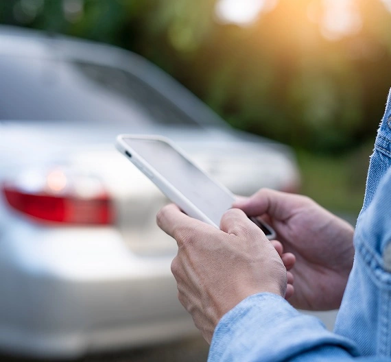 homem digitando pedido de SOS rápido pelo celular