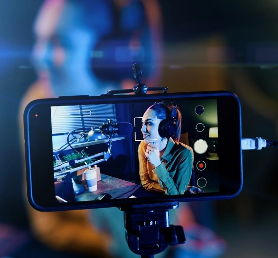 tela de um celular gravando um vídeo de uma youtuber