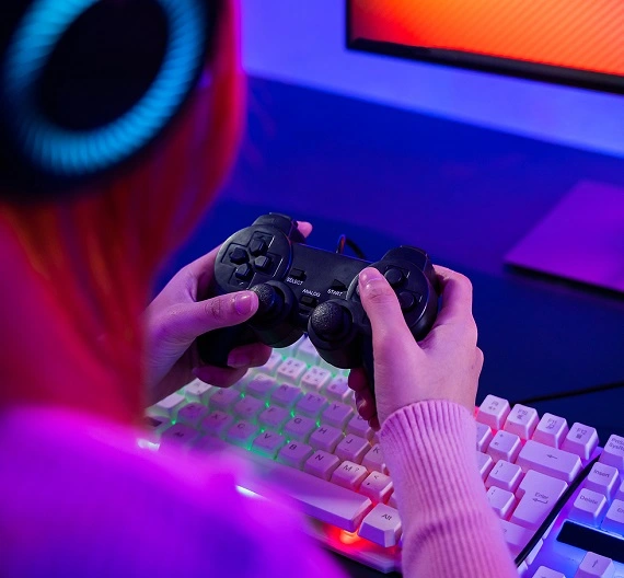 menina jogando videogames