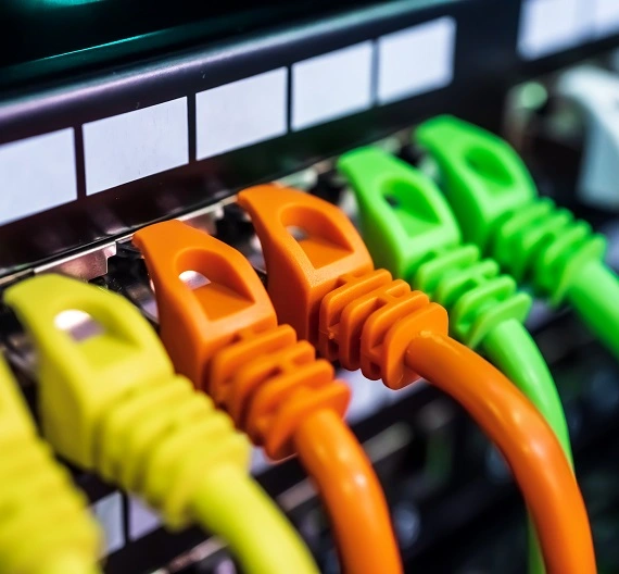 cabos de entrada conectados em dispositivos hub, switch e roteador