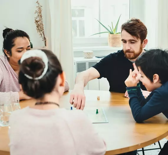 quatro pessoas jogando jogos de tabuleiro físicos