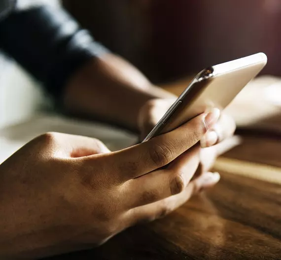 mulher mexendo no celular tentando melhorar sua conexão wi-fi