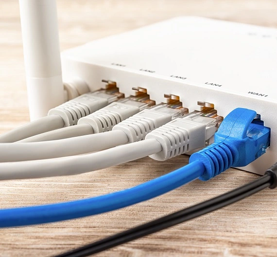 cabos conectados a um modem e um roteador