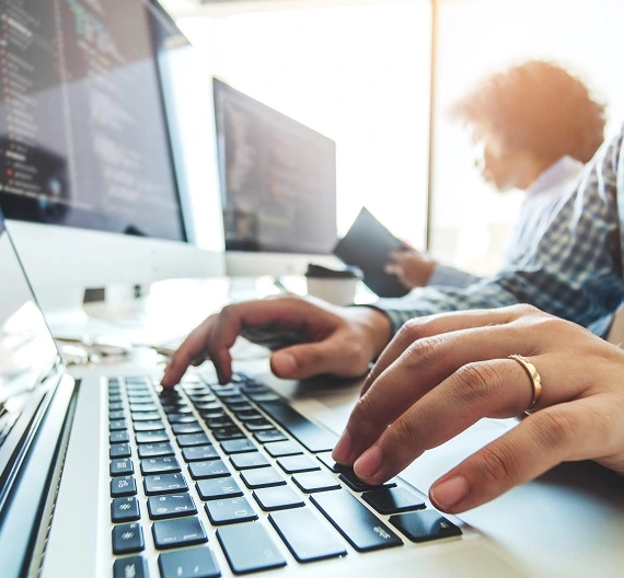 homem digitando no notebook aproveitando a internet empresarial