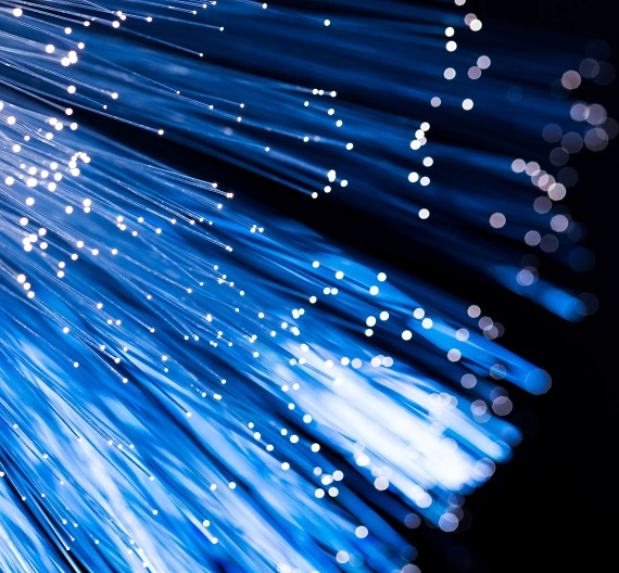 luzes representando a velocidade da fibra óptica de ponta a ponta