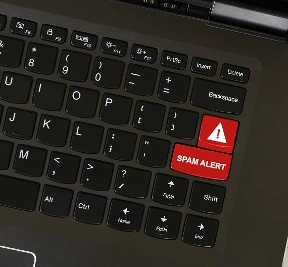 teclado de notebook com duas teclas de alerta SPAM