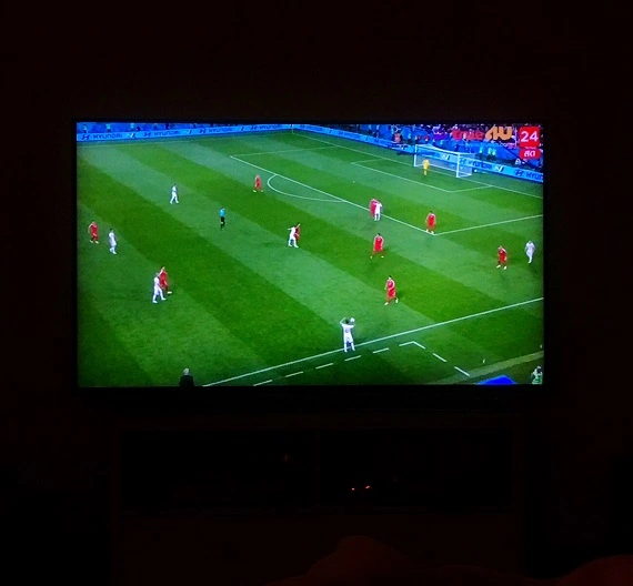 TV ligada em um streaming esportivo transmitindo um jogo de futebol