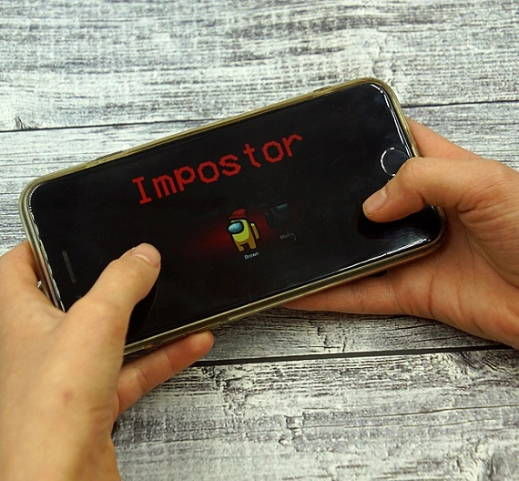 uma pessoa jogando among us no celular