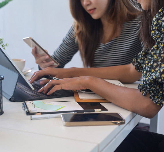 duas mulheres trabalhando com internet
