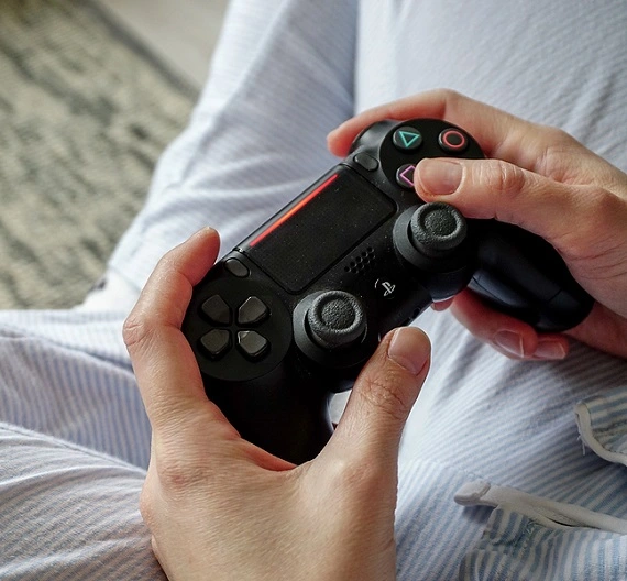 pessoa jogando Life is Strange 3