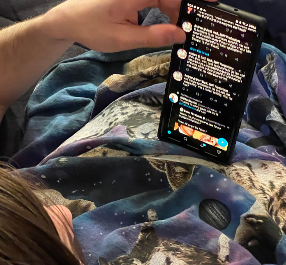 menino pesquisando no celular o que é Real Time Marketing