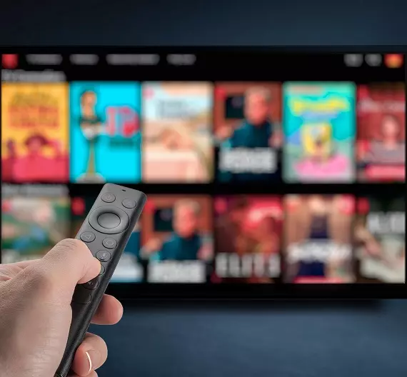 homem mexendo em um streaming pesquisando as melhores séries de 2022