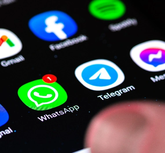 tela do celular com os ícones do telegram e whatsapp