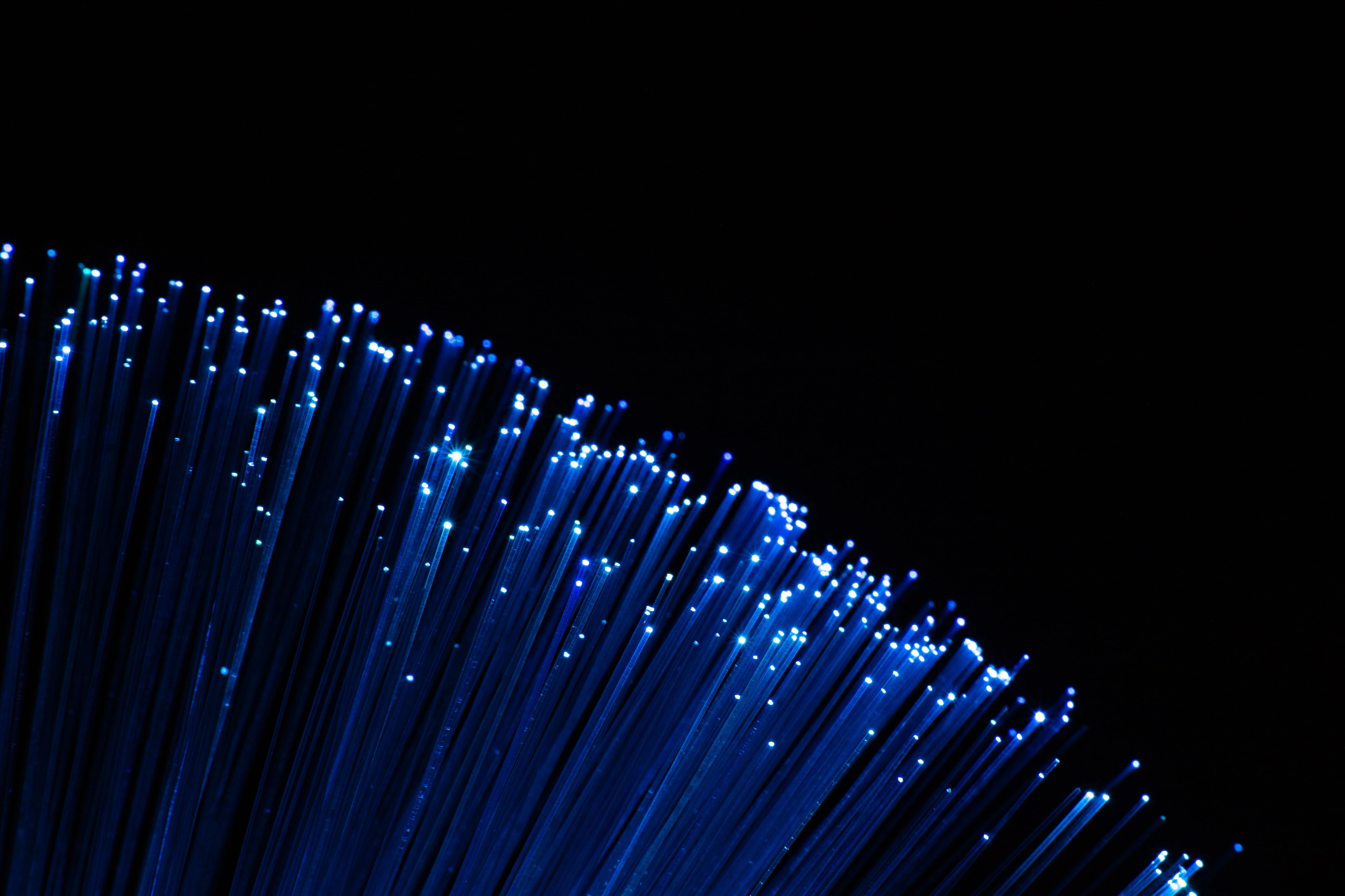 fios de luzes azuis representando a fibra quântica