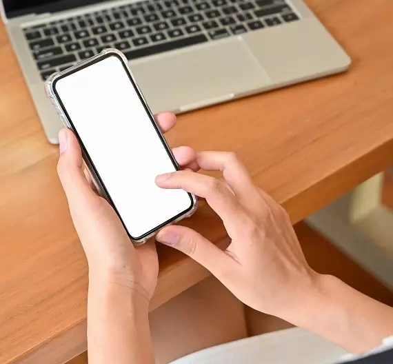 uma pessoa usando o 5G para a saúde no celular