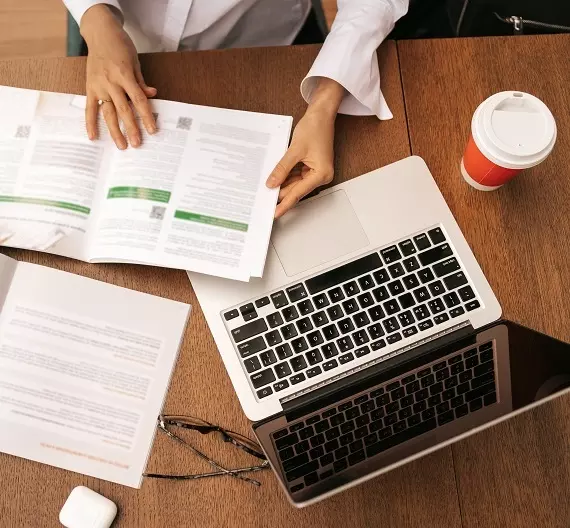 uma pessoa analisando novos planos de internet empresarial