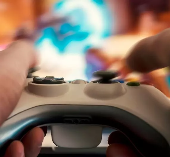 homem segurando um controle de videogame e jogando The Last of Us