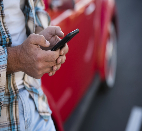 homem pesquisando no celular sobre inteligência artificial