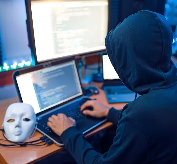 homem configurando notebook para evitar ataques hackers